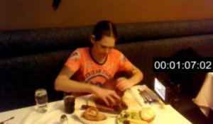 Elle engloutit 2 kilos de viande en 2 minutes