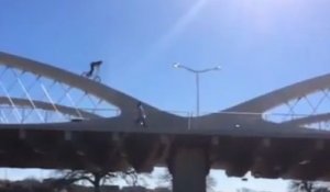 Un BMX Roule Sur Les Arches D'un Pont!! West Seventh Street bridge 2014