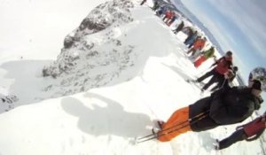 Terrible chute en Snowboard! Il tombe du haut de la falaise...