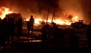 Une barricade de feu dans Kiev en état de siège