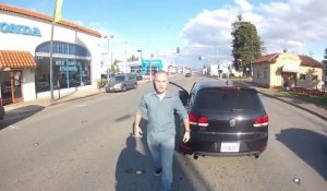 Un motard se fait frapper par un automobiliste fou! Road rage!