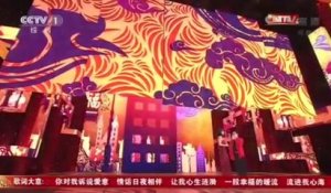 Sophie Marceau chante Edith Piaf à la télévision chinoise