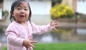 Une petite fille découvre la pluie