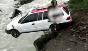 Insolite : une tyrolienne pour automobile en Sibérie