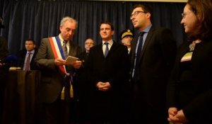 Manuel Valls accueilli par le maire de Charleville-Mezieres (08).