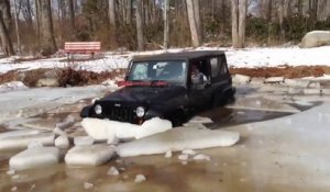 Une Jeep coincé dans un lac gelé... Pas mal!