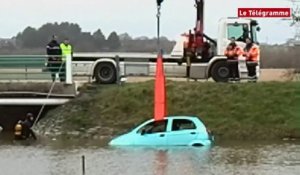 Baden (56). Une voiture tombe à l'eau