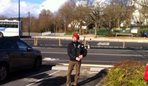 Les Bonnets rouges manifestent devant la gendarmerie d'Auray