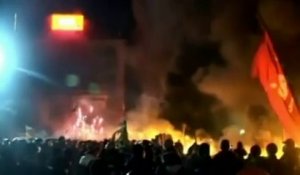 Ukraine : à Kiev, la place Maïdan se réveille au milieu des flammes