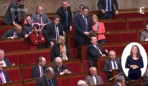 Valls attaque Goasguen sur son passé à "l'extrême droite", l'UMP quitte l'hémicycle