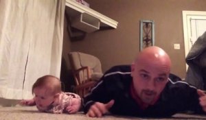 Faire des pompes avec son bébé... Workout en famille : hilarant et trop mignon!