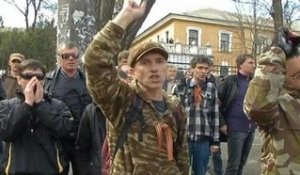 A Simferopol en Ukraine les deux camps manifestent face à face - 05/03