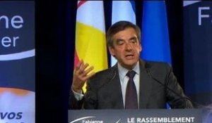 Quand François Fillon raille le casque de François Hollande - 26/03