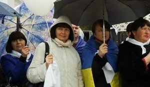 Crimée: des habitants pro-ukrainiens ont manifesté à Simféropol - 07/03