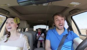 Un papa et un maman chantent le tube de Frozen (Love Is an Open Door) dans la voiture!