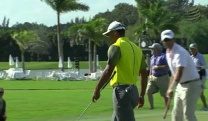 Tiger Woods met un birdie de 91 pieds... Enorme ce golfeur!
