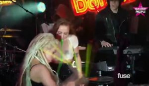 Lady Gaga se fait vomir dessus sur scène (vidéo)