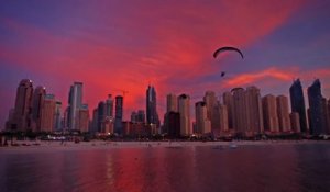 Course de parapente à moteur... Nouveau sport dans le ciel de Dubaï!