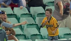 Baseball - Un jeune supporter australien rate une balle, s'énerve puis la récupère...