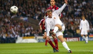 Il remet au goût du jour la mythique volée de Zidane !