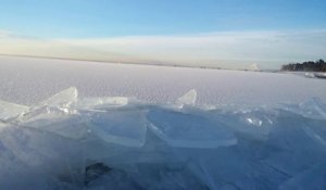 Un lac gelé qui bouge et avance...