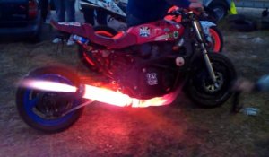 Moto avec un pot d'échappement en feu