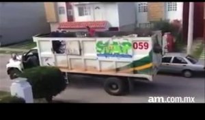 Mexican garbage Truck without driver.... Insane!