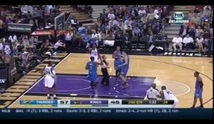 Steven Adams joue à chat avec les Kings