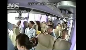 Chine: terrible acident de bus filmé de l'intérieur