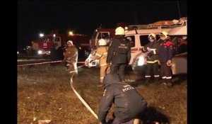 Russie: Pompiers et techniciens à l'oeuvre sur le site du crash d'avion