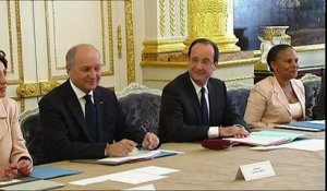 Sondage: François Hollande termine l'année en hausse
