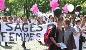 À Paris, les sages-femmes "en colère" dans la rue