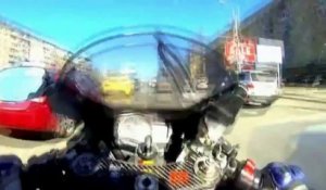 Crash ultra violent en moto en roulant à fond entre 2 files de voitures!