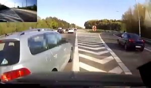 Violent ROAD RAGE : crazy car driver strikes a truck!