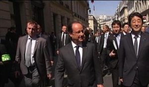 Hollande sort de l'Elysée à pied: "c'est de plus en plus difficile" - 05/05