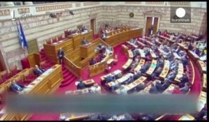 Grèce : deux députés d'Aube dorée arrivent menottés au Parlement
