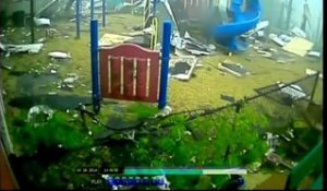 Passage d'une tornade filmé par une caméra de surveillance. Dingue...