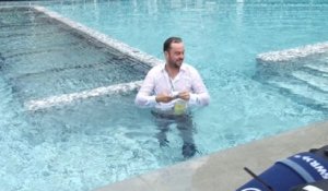 Footbal - Podolski balance un journaliste dans la piscine