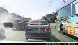 Une conduite d'eau explose au milieu de la route en Russie