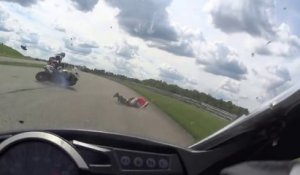 Se prendre une moto volante dans la tronche... Enorme crash en moto!