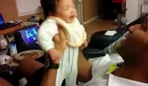 Un bébé fait son premier rire! Trop craquant...