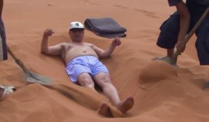 Dans les dunes du Sahara, la "sablothérapie" contre les rhumatismes