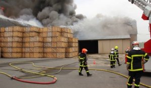 Spectaculaire incendie d'une entreprise agricole à Mory