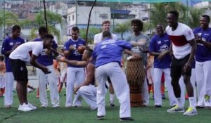 Mondial-2014: l'équipe d'Angleterre s'essaye à la capoeira