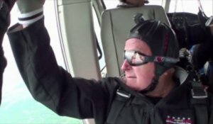 A 90 ans tout rond, George Bush père saute en parachute