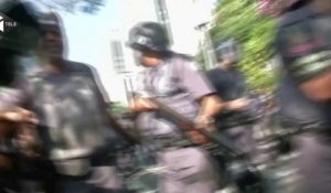 Affrontements entre policiers et anti-mondial