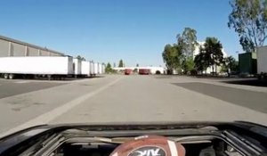 Trick shots en mode Football américain dans une voiture décapotable!