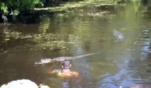 Un guide nourrit un alligator à la bouche. Dingue...