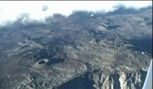 VIDEO  Réunion : le volcan du Piton de la Fournaise se calme après 24 heures d'activité