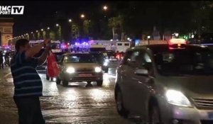 Football / Les supporters algériens en folie sur les Champs-Élysées - 26/06